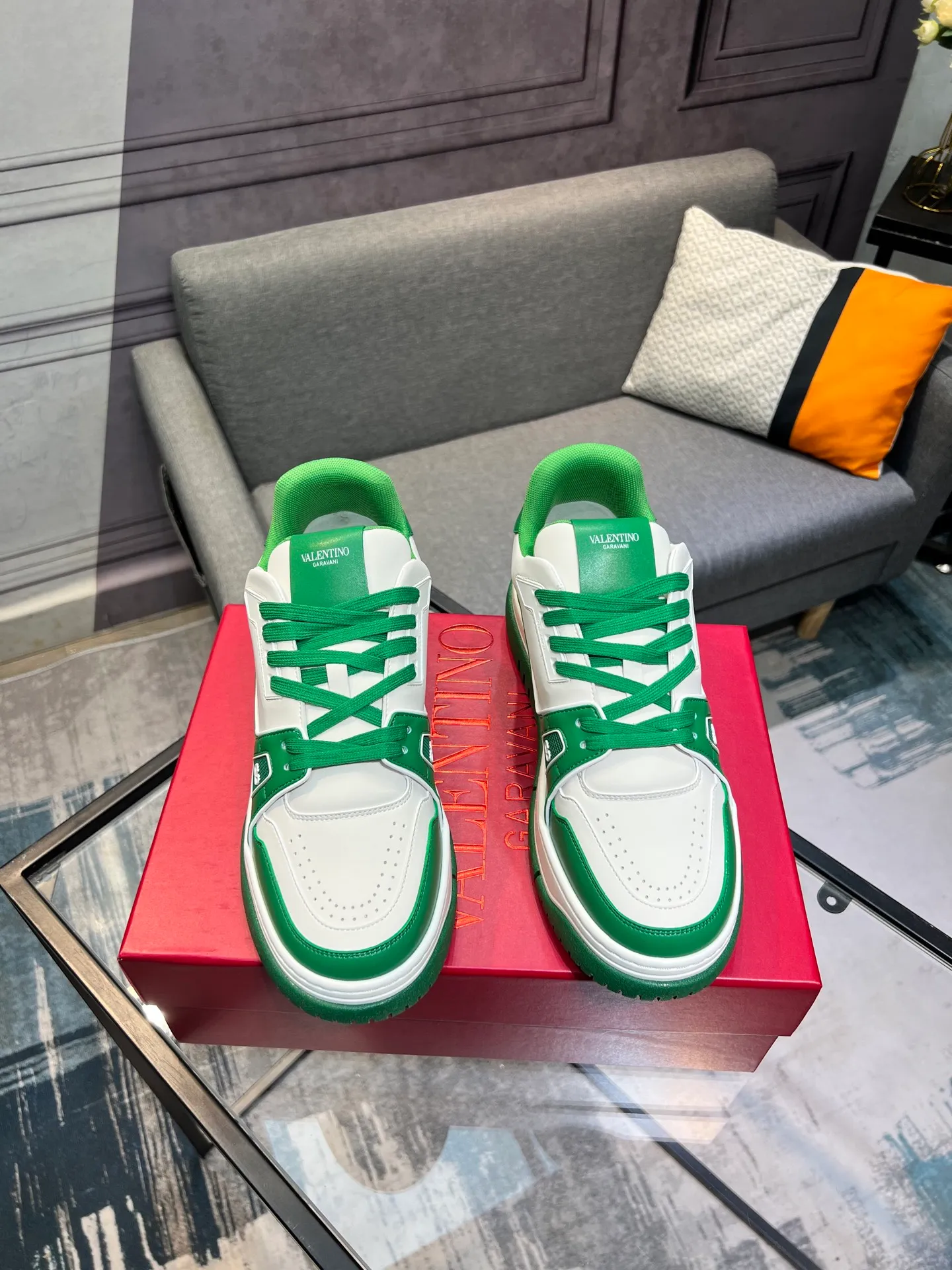 Men's Men's Shoes 💰660 Valentino 2023 early autumn new star shoes are now online! Wang Hedi and Ren Jialun have been worn by many celebrities. Who can refuse the same couple shoes as Wang Hedi! The design of Stars Stab My Heart is cool and spicy. The material of the shoes is cowhide, and every color is beautiful! Size 35-40, men’s size 39-44 (women’s 41, men’s 38, 45🉑️customized)